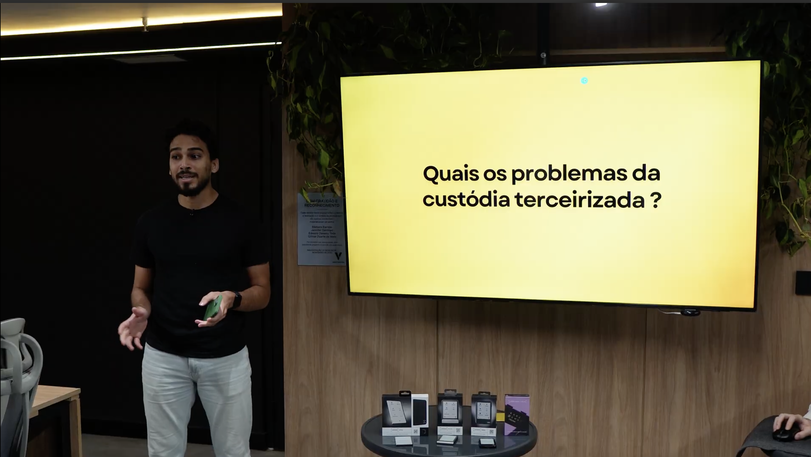 Especialista explicando os fundamentos da autocustódia