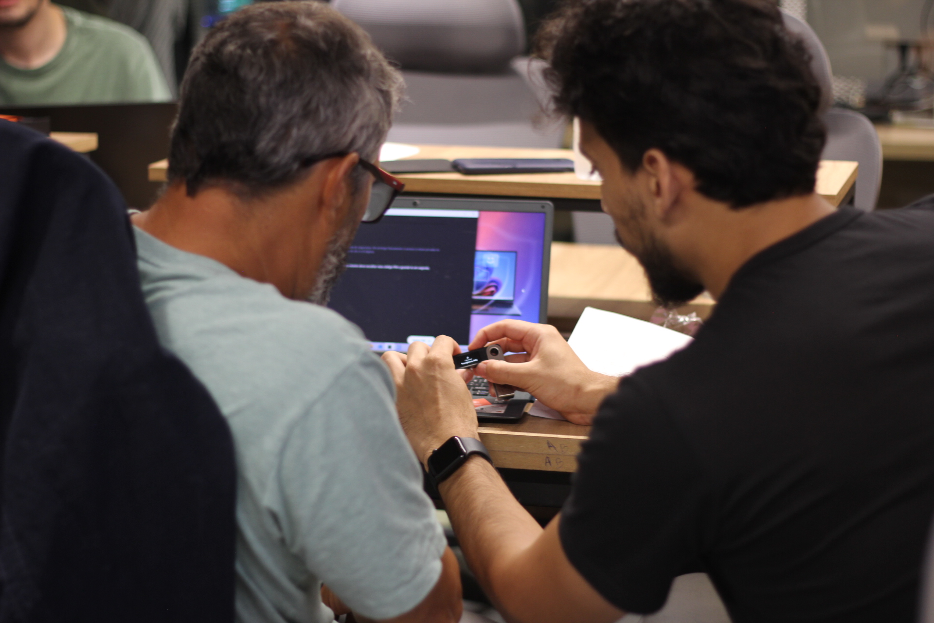 Participante configurando a wallet com orientação do especialista