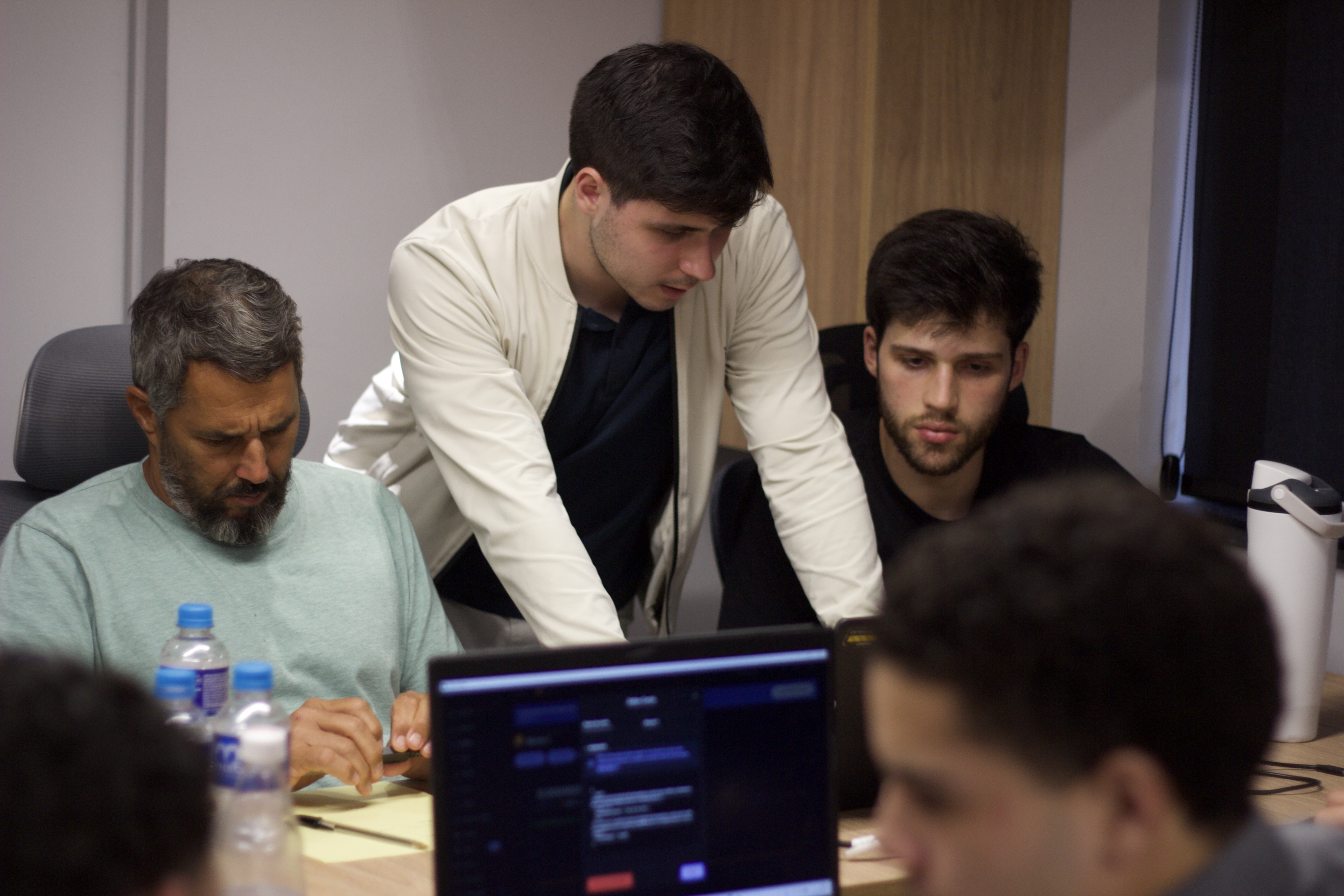 Especialista conferindo a configuração da wallet do participante